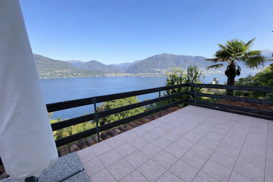 CASA CON SPLENDIDA VISTA LAGO â 3 LOCALI SU DUE LIVELLI