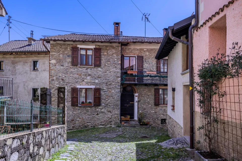 AFFARE - CARATTERISTICA CASA DI 7.5 LOCALI RINNOVATA A BRENO