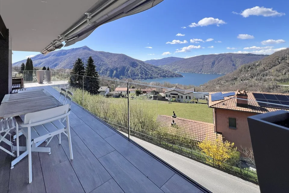 MERAVIGLIOSO 4.5 LOCALI VISTA LAGO CON GIARDINO A ROVIO