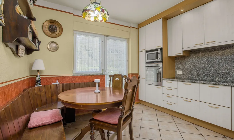 ELEGANTE VILLA MIT 5,5 ZIMMERN UND PRIVATGARTEN IN BARBENGO