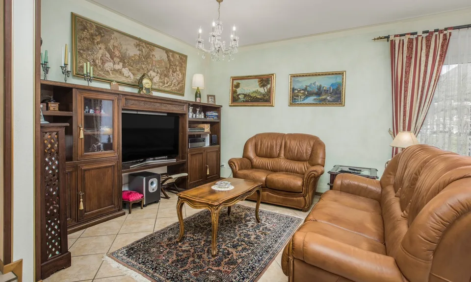 ELEGANTE VILLA MIT 5,5 ZIMMERN UND PRIVATGARTEN IN BARBENGO