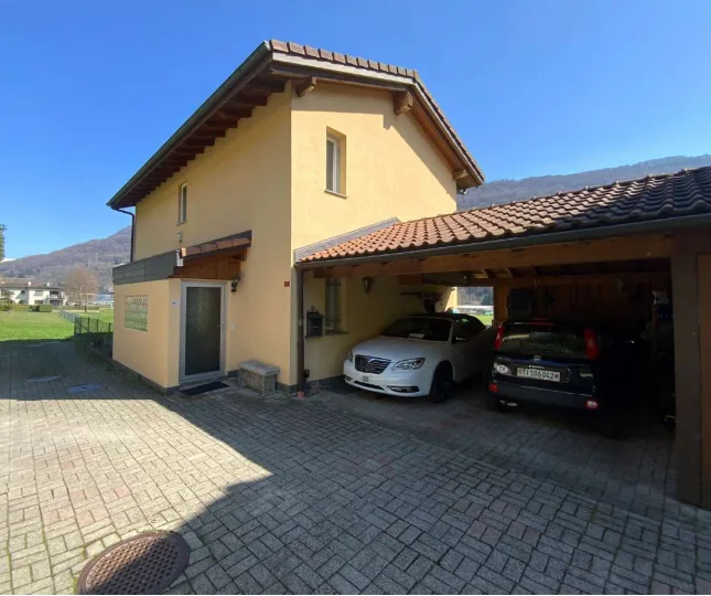 ELEGANTE VILLA MIT 5,5 ZIMMERN UND PRIVATGARTEN IN BARBENGO
