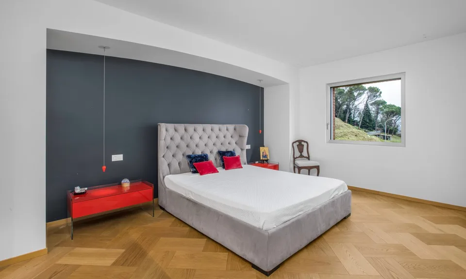 DACHGESCHOSS 7.5 ZIMMER SEEBLICK MIT POOL IN MONTAGNOLA