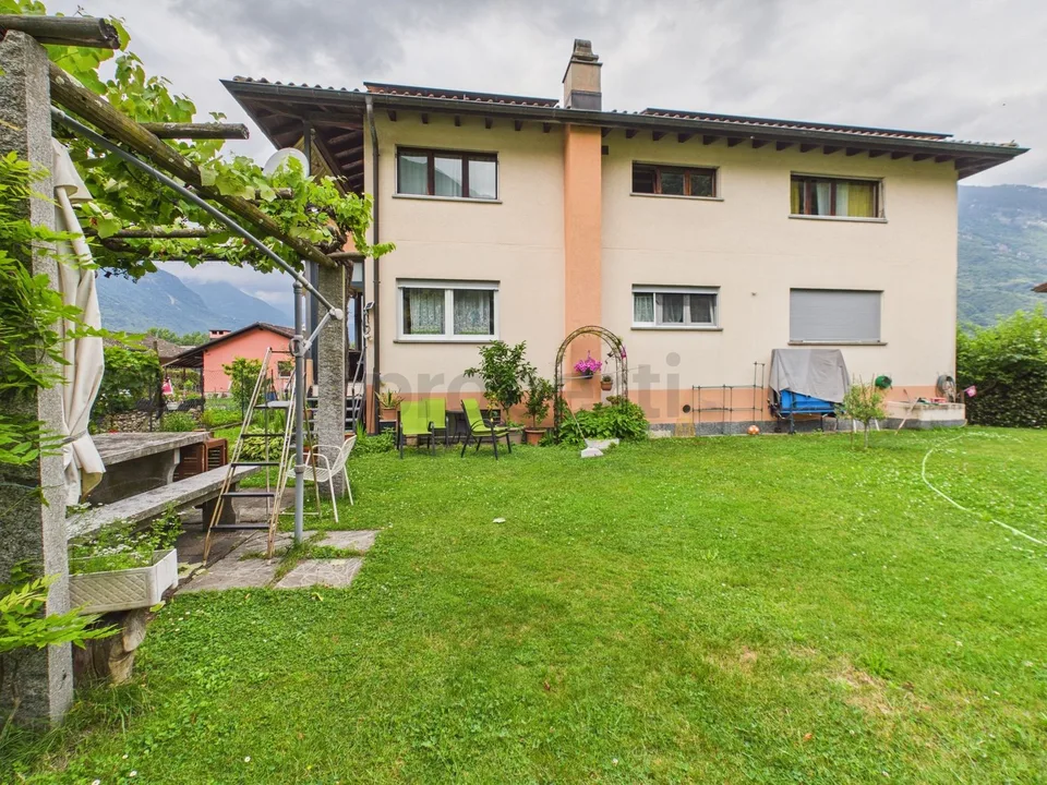 Elegante appartamento 4.5 locali in villa bifamiliare con giardino,...