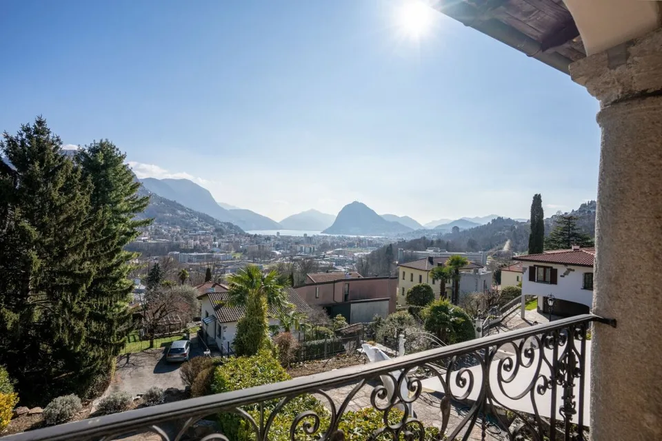 Elegante Villa im mediterranen Stil mit atemberaubendem Blick auf den Luganer Golf – Foto 12 von 16