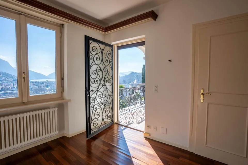Elegante Villa im mediterranen Stil mit atemberaubendem Blick auf den Luganer Golf – Foto 10 von 16