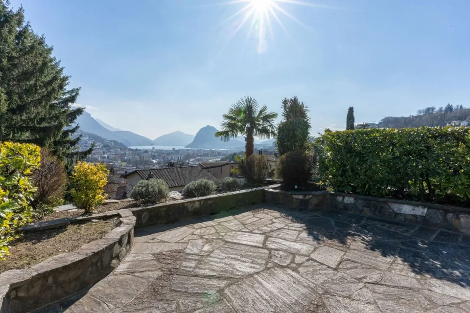 Elegante Villa im mediterranen Stil mit atemberaubendem Blick auf den Luganer Golf – Foto 14 von 16