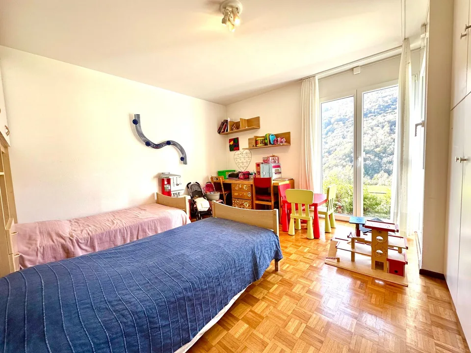 Faszinierendes Einfamilienhaus mit 4,5 Zimmern und Baugrund – Foto 8 von 24