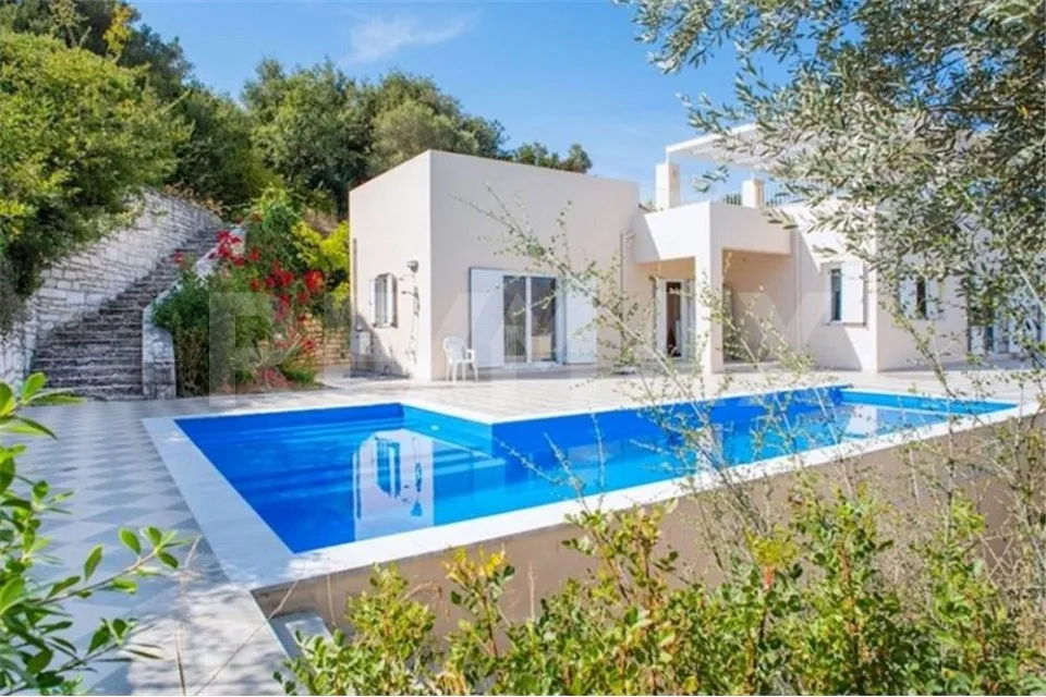 Havre de paix en Crète, Villa avec piscine au milieu des oliviers