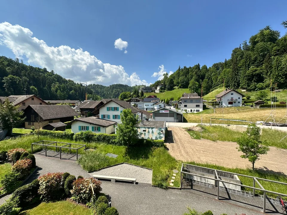 Moderne 2.5-Zimmer-Wohnung mit Balkon und Weitsicht in Menznau