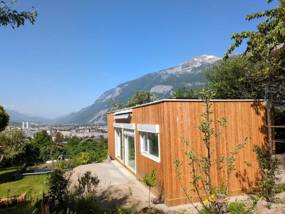 Ökologisches Tiny House an idyllischer Lage mit grossem Sitzplatz und Garten