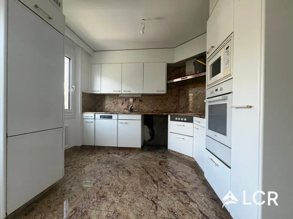 Schönes Apartment mit 4.5 Zimmern / 3 Schlafzimmern / 1 Badezimmer / 2 Balkonen
