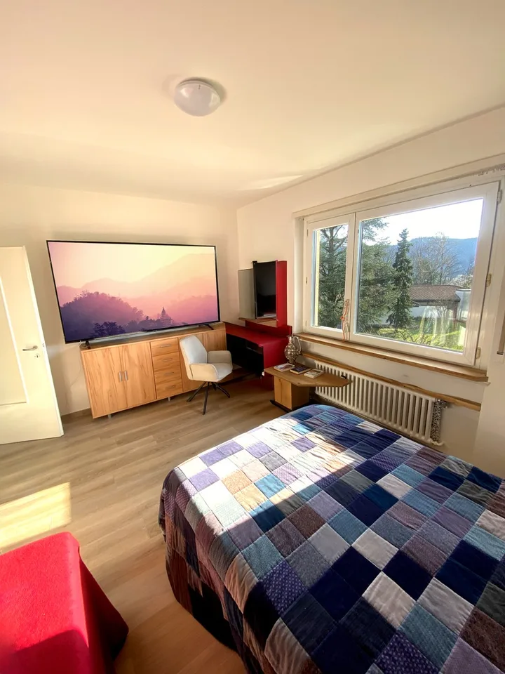 Schönes 3,5-Zimmer-Wohnung, teilweise renoviert, mit überdachtem Balkon.