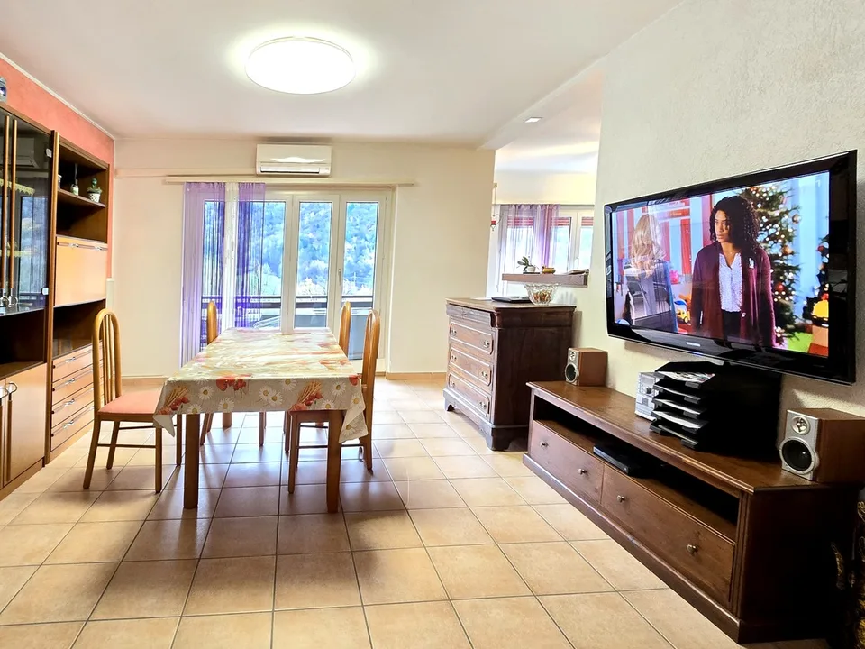 Großes 5,5-Zimmer-Apartment im dritten und letzten Stock mit überdachter Panoramaterrasse.