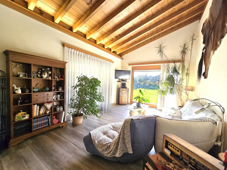 Prächtige 5,5-Zimmer-Villa mit großem Garten in einer grünen Umgebung.