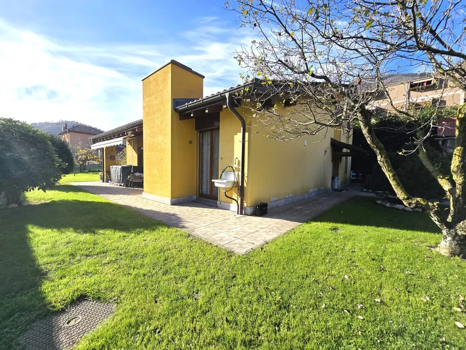Prächtige 5,5-Zimmer-Villa mit großem Garten in einer grünen Umgebung.