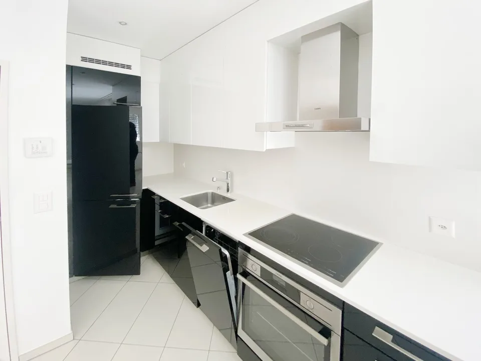 Modernes 2.5-Zimmer-Wohnung mit Terrasse und Parkplatz im Zentrum.