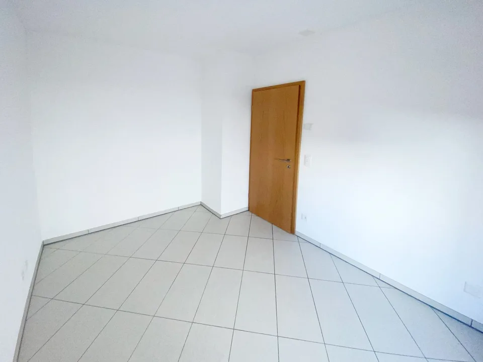 Modernes 2.5-Zimmer-Wohnung mit Terrasse und Parkplatz im Zentrum.