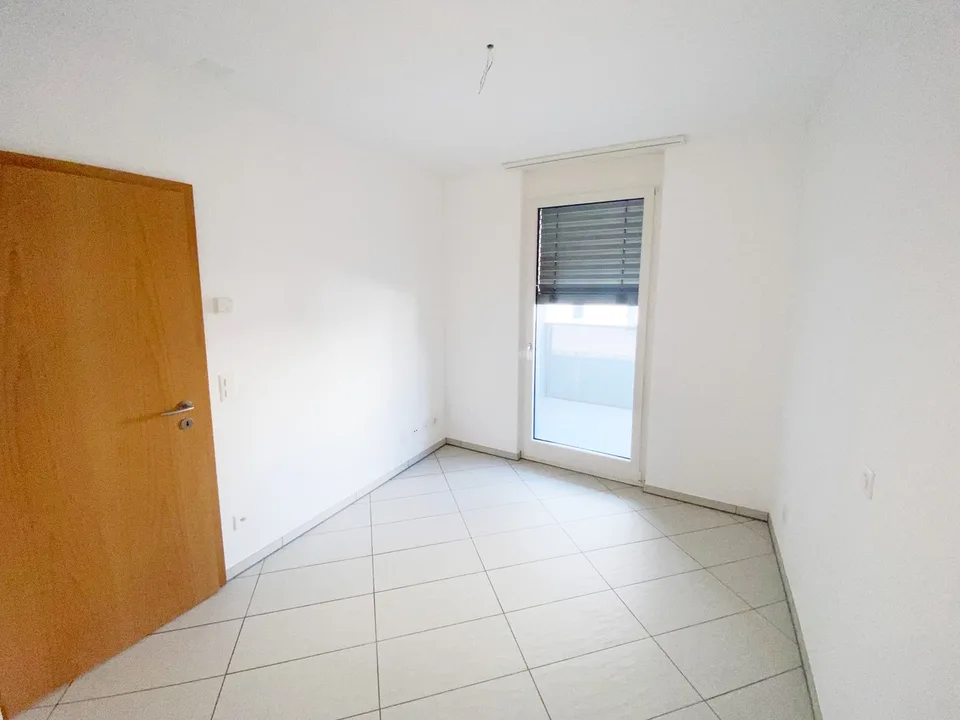 Modernes 2.5-Zimmer-Wohnung mit Terrasse und Parkplatz im Zentrum.