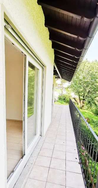 Haus mit 5,5 Zimmern in Renovierungsphase mit Kamin und Terrasse.