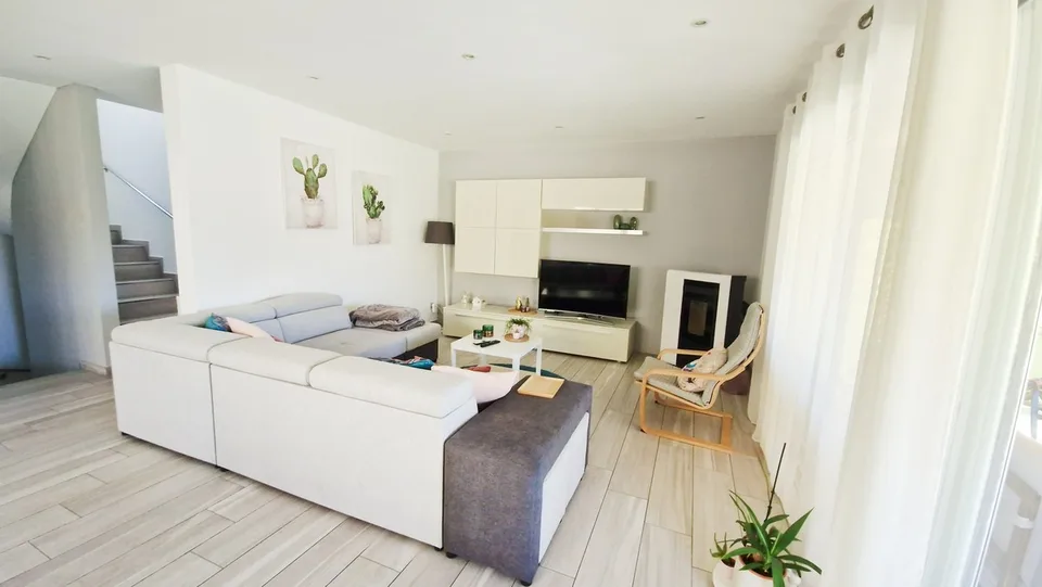 Modern independent 6.5-room house with garden and hot tub