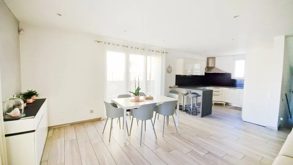Modern independent 6.5-room house with garden and hot tub