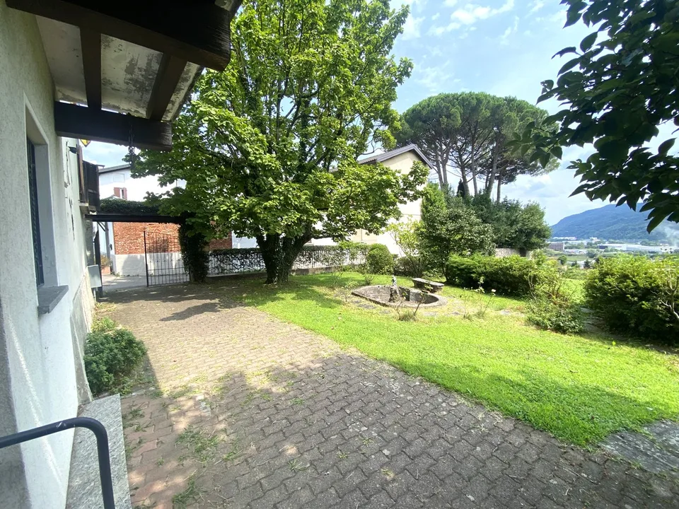 Casa ticinese 15 locali del 1500 con terreno e potenziale sviluppo