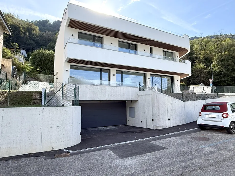Prestigiosa villa 4,5 vista lago con rooftop e posto barca privato