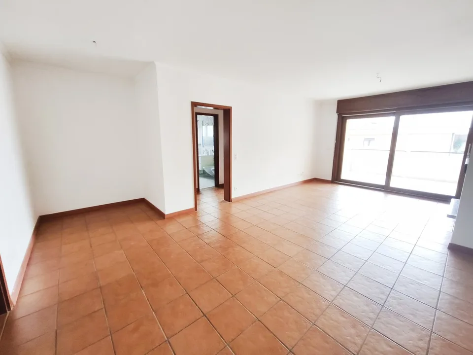 Ultimo piano 4,5 ristrutturato con terrazzi e scorcio sul lago