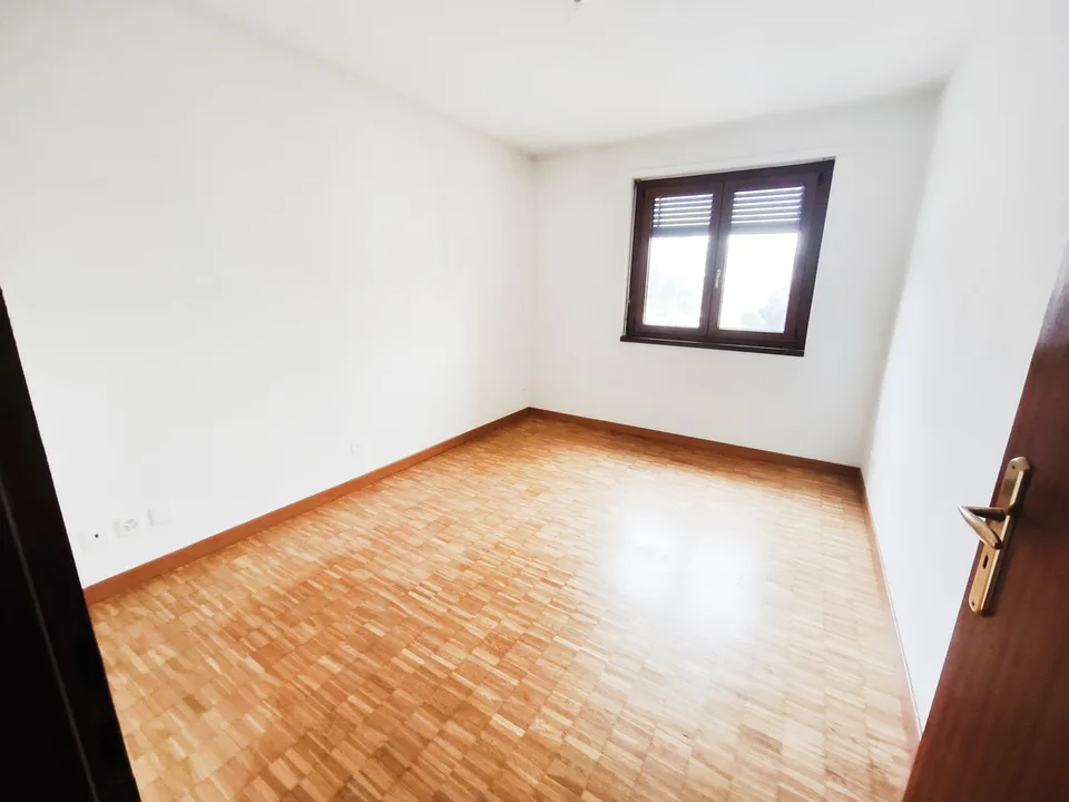 Ultimo piano 4,5 ristrutturato con terrazzi e scorcio sul lago