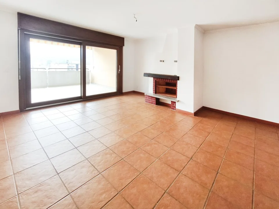 Ultimo piano 4,5 ristrutturato con terrazzi e scorcio sul lago
