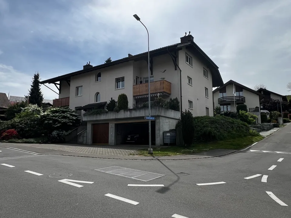 Grosse ruhige 3½ Zimmerwohnung mit 2 Balkonen