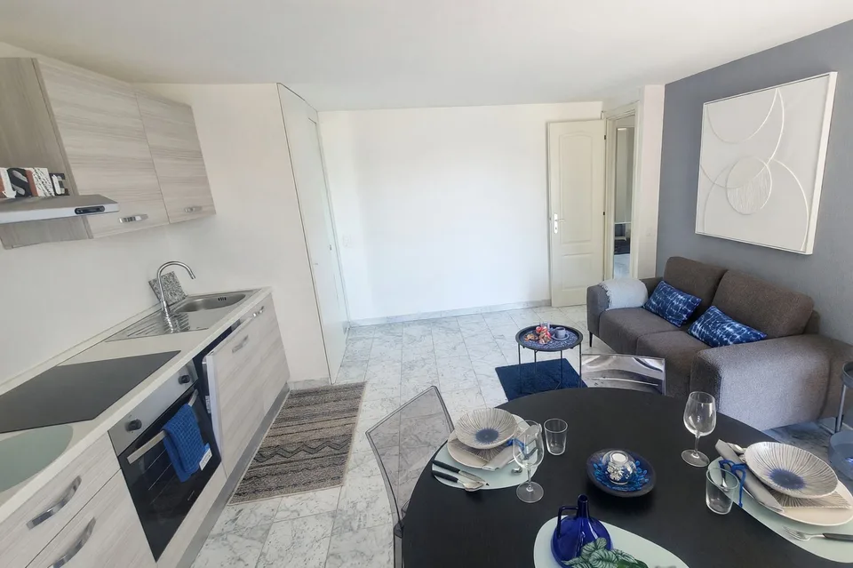 Appartamento 2,5 ristrutturato con balcone e scorcio lago