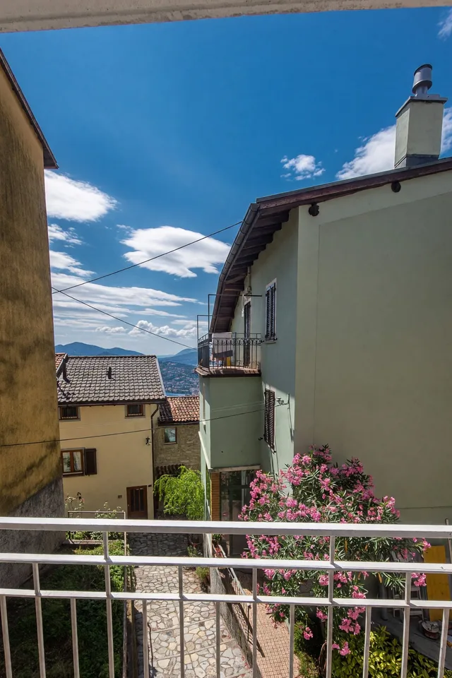Appartamento 2,5 ristrutturato con balcone e scorcio lago