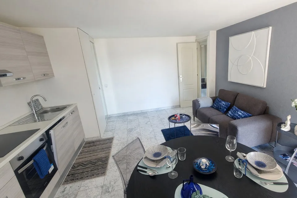 Appartamento 2,5 ristrutturato con balcone e scorcio lago