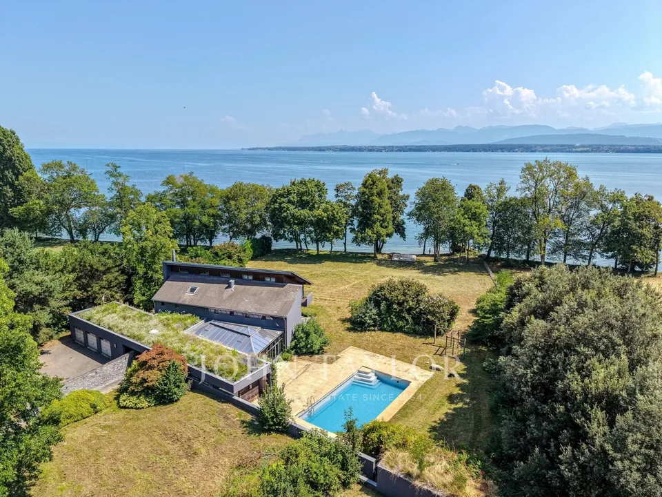 Wasserfront-Villa mit 7'585m2 Grundstück – Foto 1 von 20