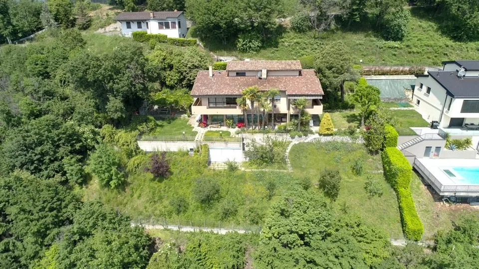 Il paradiso perfetto per le famiglie: Spaziosa casa 10.5 locali a Tremona!