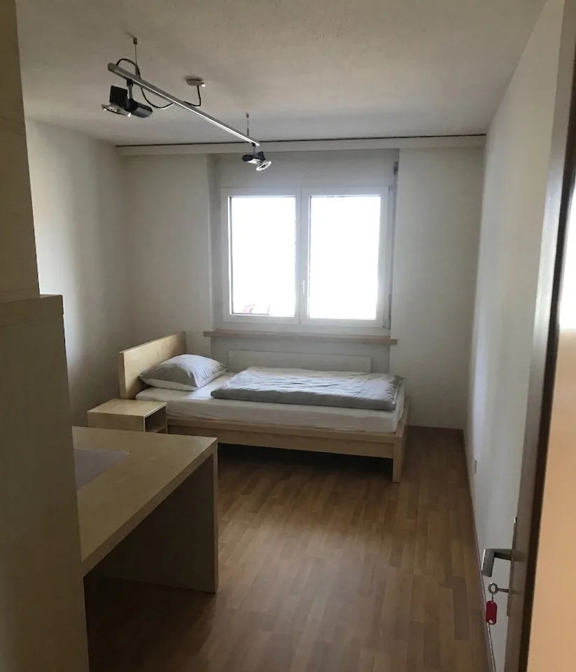 Chambre en colocation avec salle de bain privée et grande terrasse à 8953 Dietikon