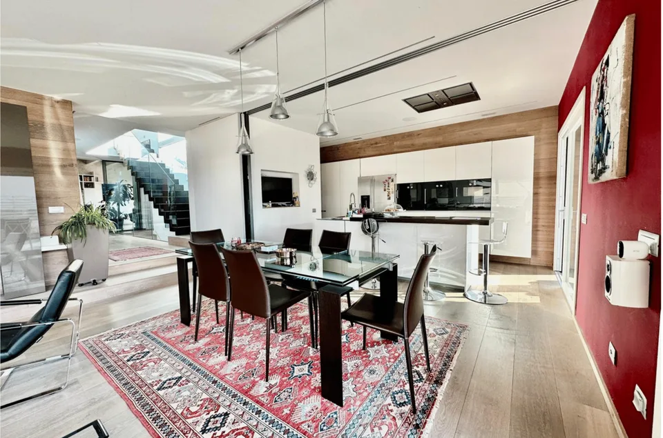 RAFFINATA VILLA DI 5.5 LOCALI CON AMPIO GIARDINO A COLDRERIO