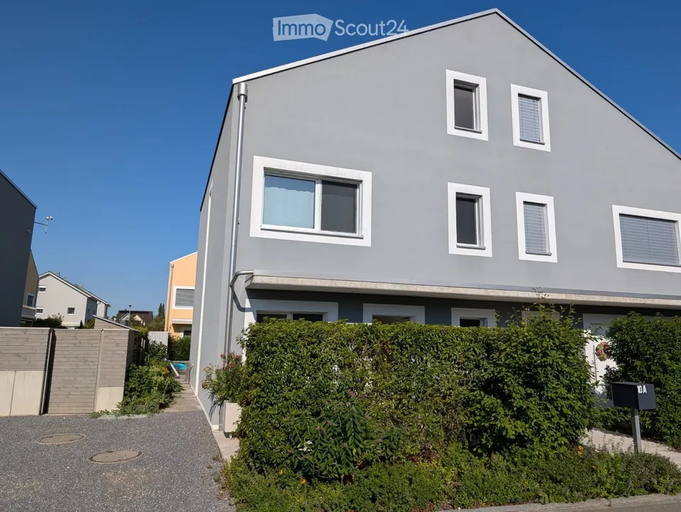 Modernes 5.5-Zimmer-Doppeleinfamilienhaus in familienfreundlichem Quartier