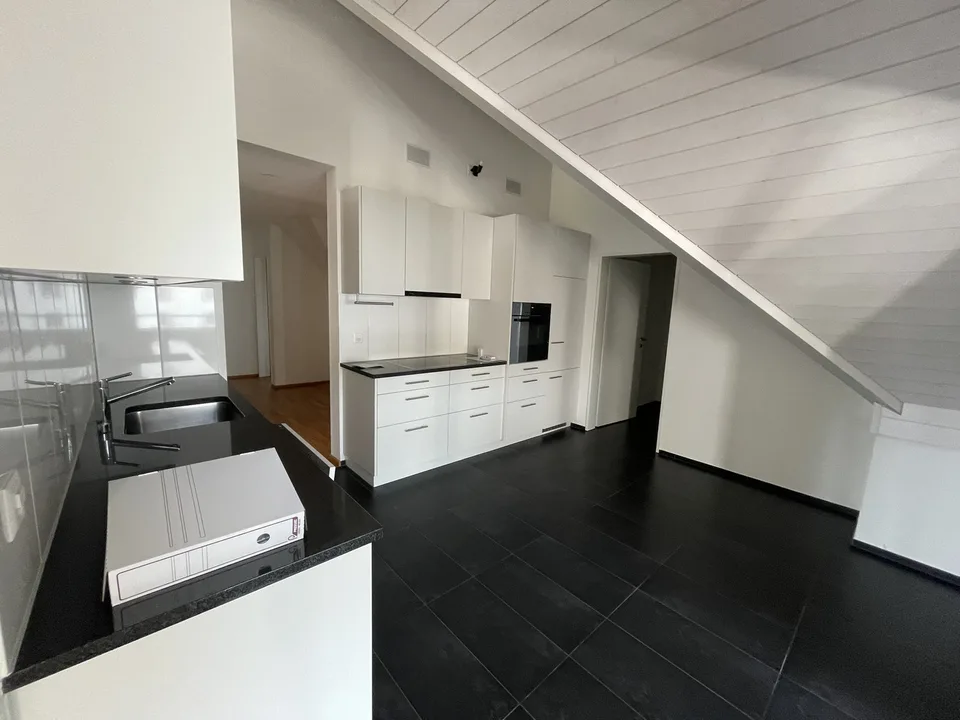Moderne 4.5-Zimmer-Dachwohnung an sonniger und ruhiger Lage!