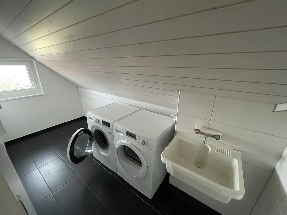 Moderne 4.5-Zimmer-Dachwohnung an sonniger und ruhiger Lage!