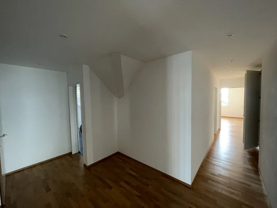Moderne 4.5-Zimmer-Dachwohnung an sonniger und ruhiger Lage!