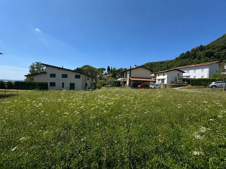Buildable, flat land in the green with approved project