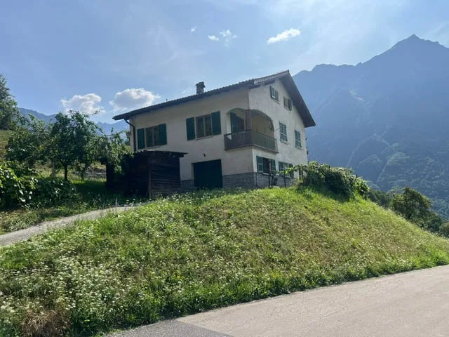 Casa 7.5 locali con bel giardino  / Haus mit schönem Garten