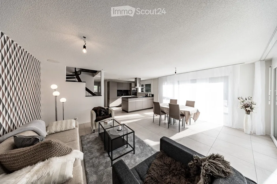 First occupancy spacious 5.5-room maisonette apartment