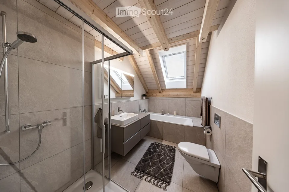 First occupancy spacious 5.5-room maisonette apartment