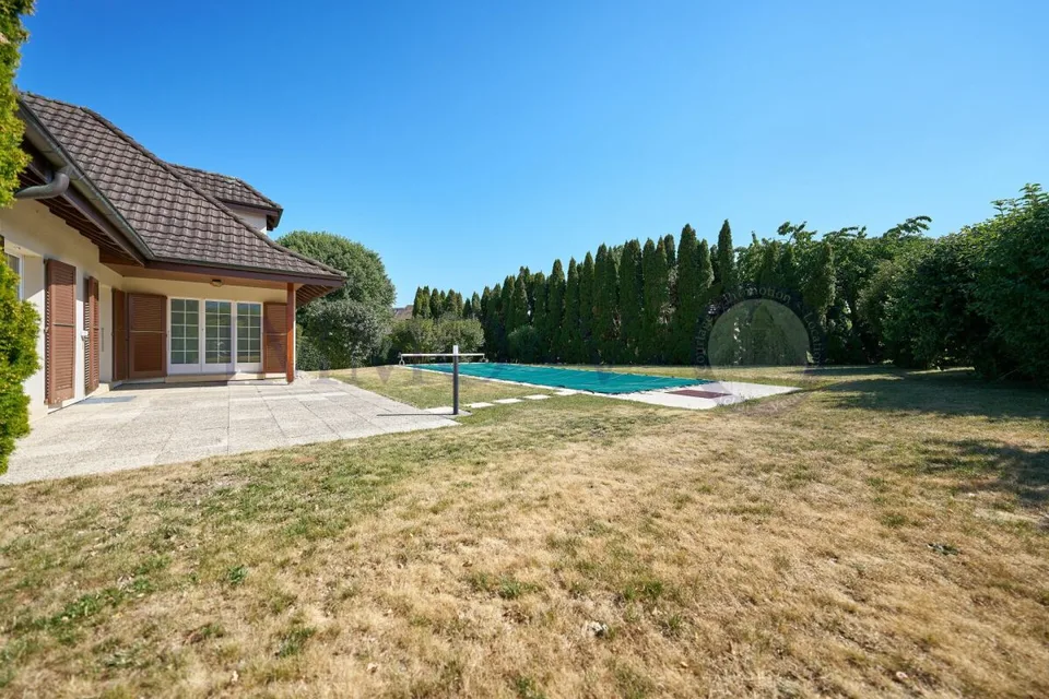 Spacious villa with high standard, large garden and swimming pool
