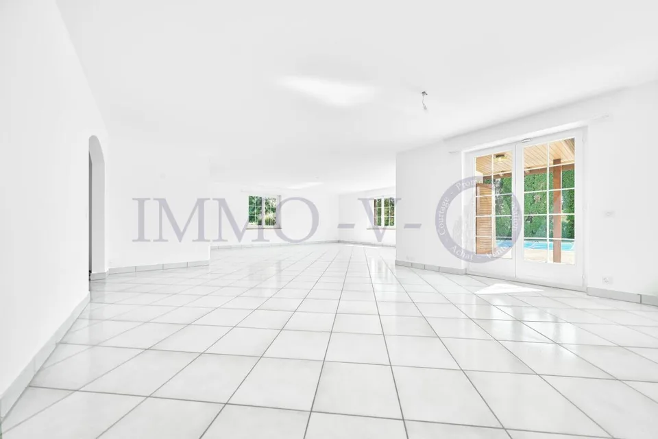 Spacious villa with high standard, large garden and swimming pool