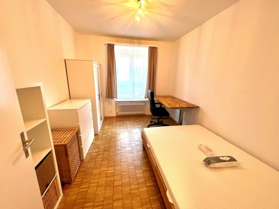 Schönes, grosses Zimmer an top Lage :)